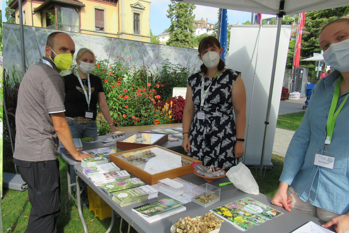 Vier Wissenschaftler und Wissenschaftlerinnen an einem Infostand von "Bunte Wiese Stuttgart"