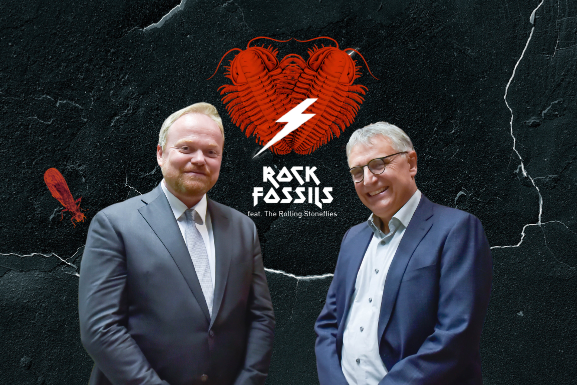 Direktor Lars Krogmann und Staatssekretär Arne Braun vor dem Logo der Sonderausstellung Rock Fossil