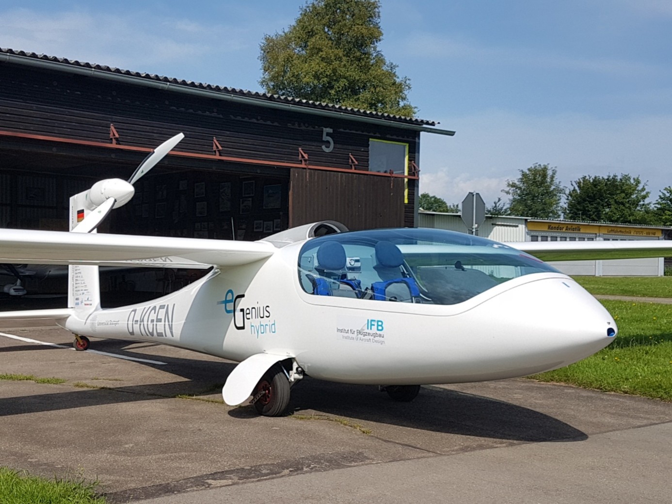 Flugzeug vor Hangar
