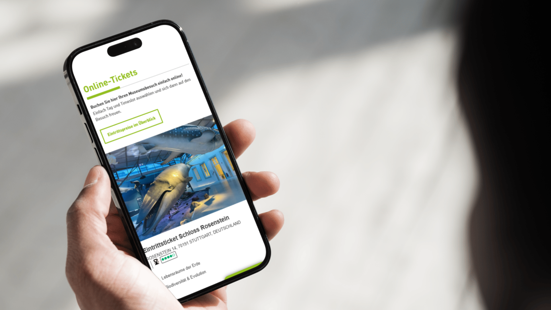 Smartphone mit Online-Ticketing-Website des Naturkundemuseums Stuttgart